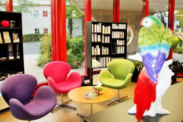 Wartebereich mit bunten Sesseln und Produktregal